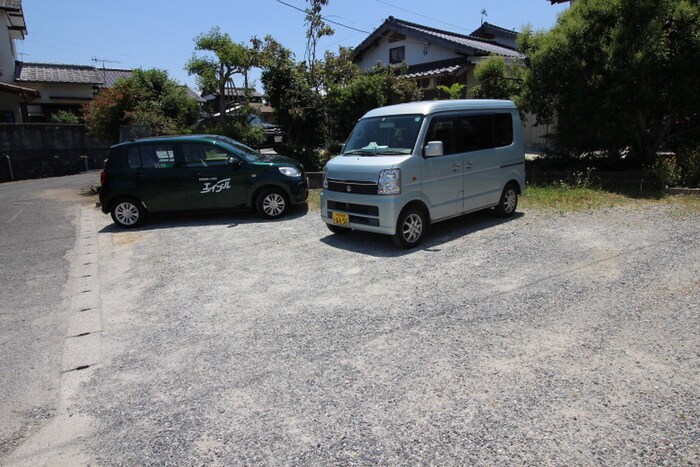 物件外観写真2　(駐車場)