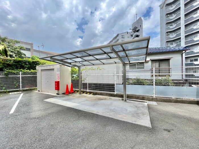 物件外観写真4　(バイク置き場)