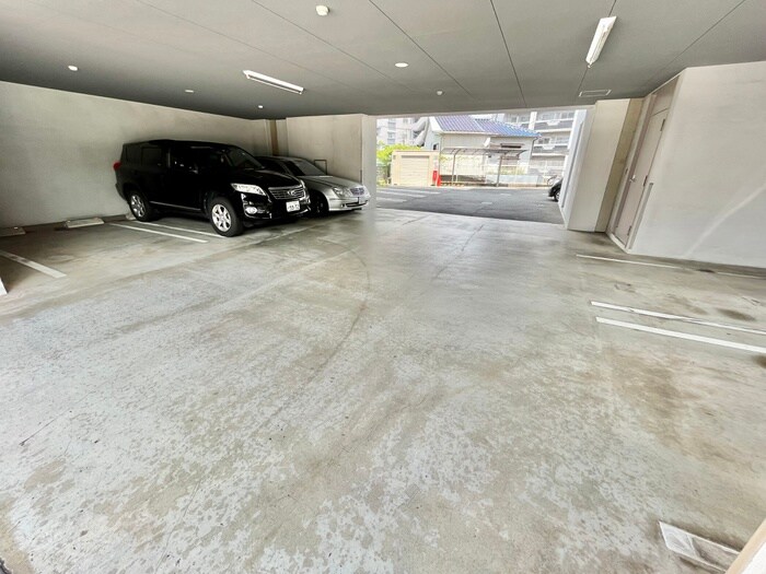 物件外観写真5　(駐車場)