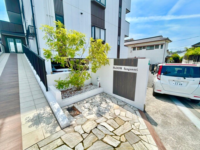 物件外観写真6　(エントランス部分)