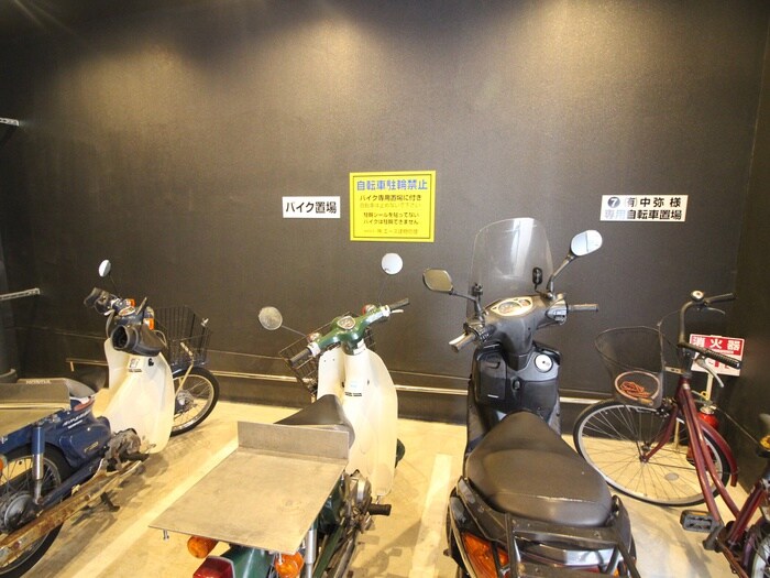 物件外観写真5　(バイク置き場)