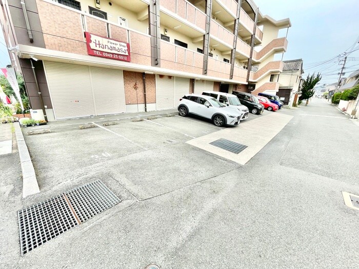 物件外観写真2　(駐車場)