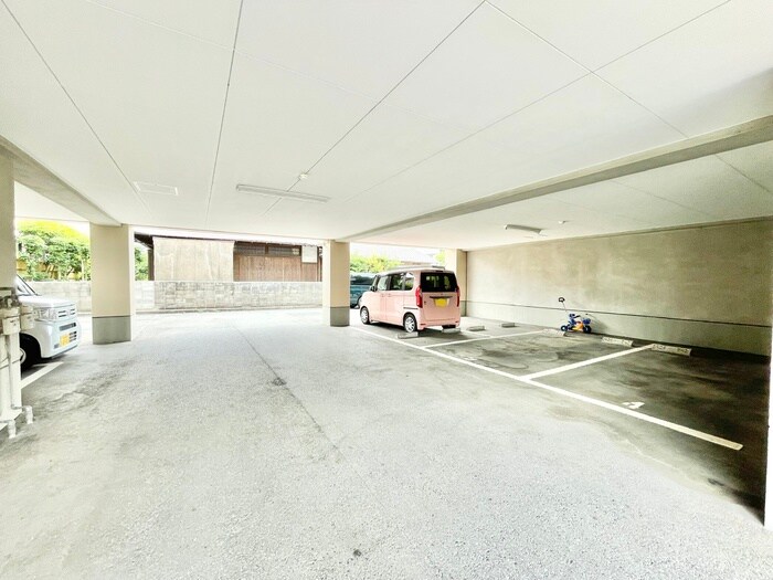 物件外観写真4　(駐車場)