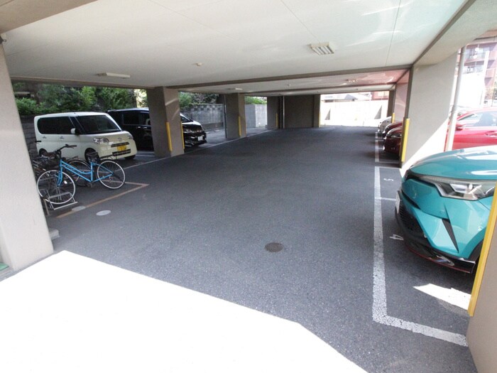 物件外観写真3　(駐車場)