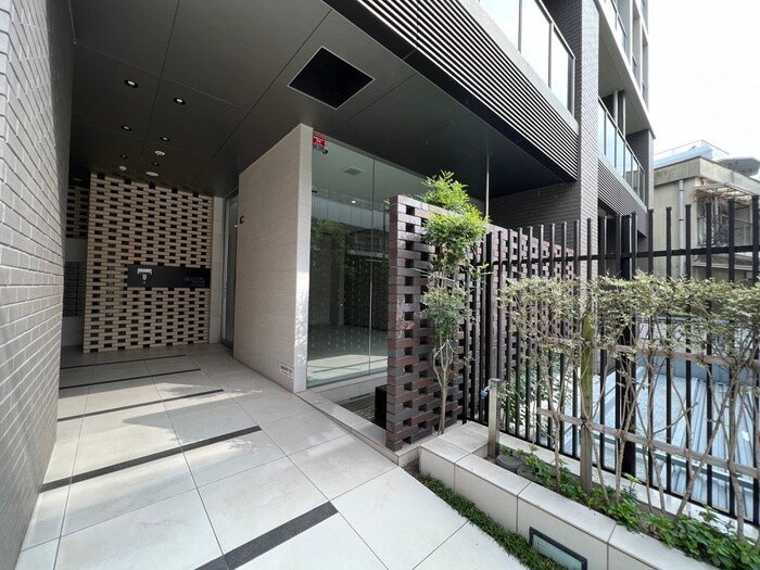 物件外観写真3　(エントランス部分)