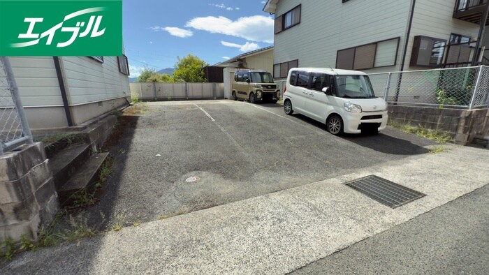物件外観写真2　(駐車場)