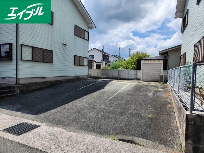 物件外観写真5　(駐車場)