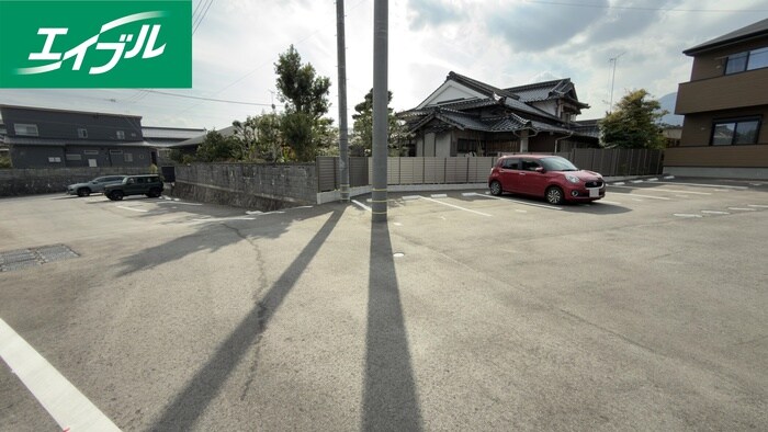 物件外観写真2　(駐車場)