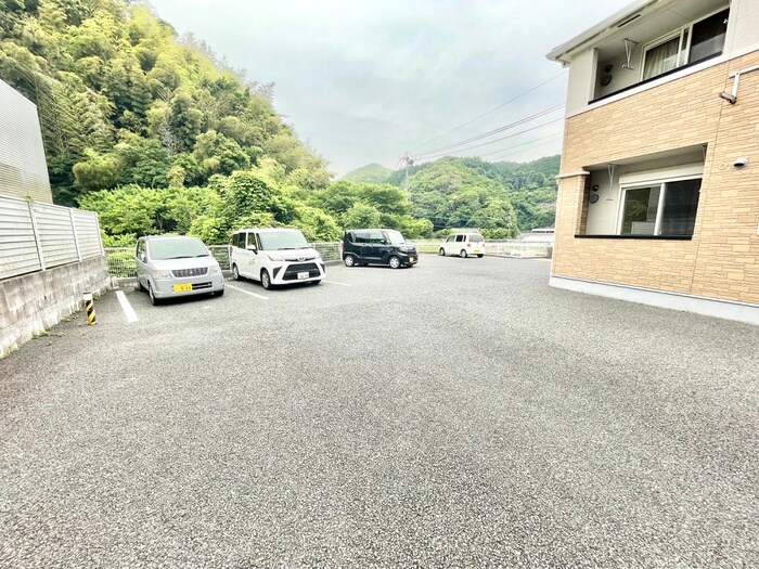 物件外観写真2　(駐車場)