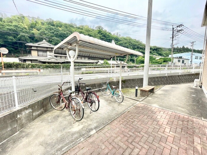 物件外観写真3　(駐輪場)