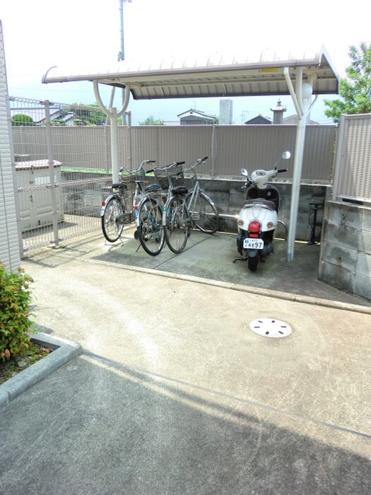 物件外観写真2　(駐輪場)