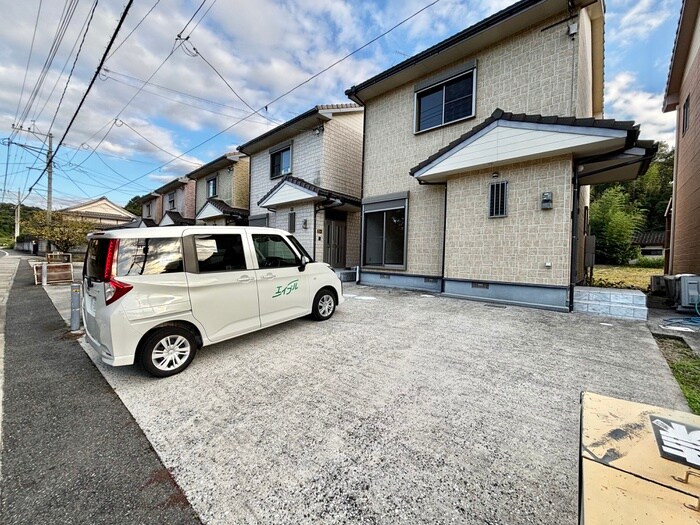 物件外観写真2　(駐車場)