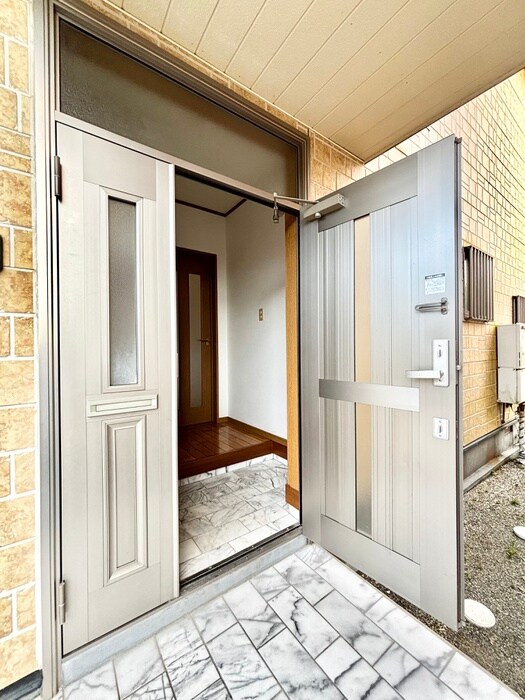 物件内観写真11　(玄関)