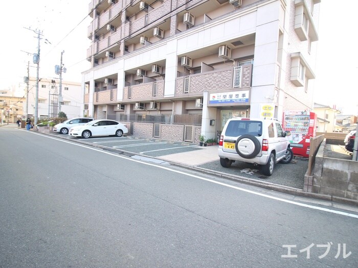 物件外観写真4　(駐車場)