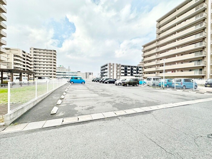 物件外観写真2　(駐車場)