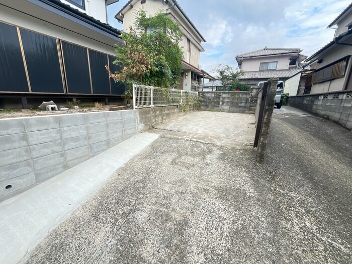 物件外観写真2　(駐車場)