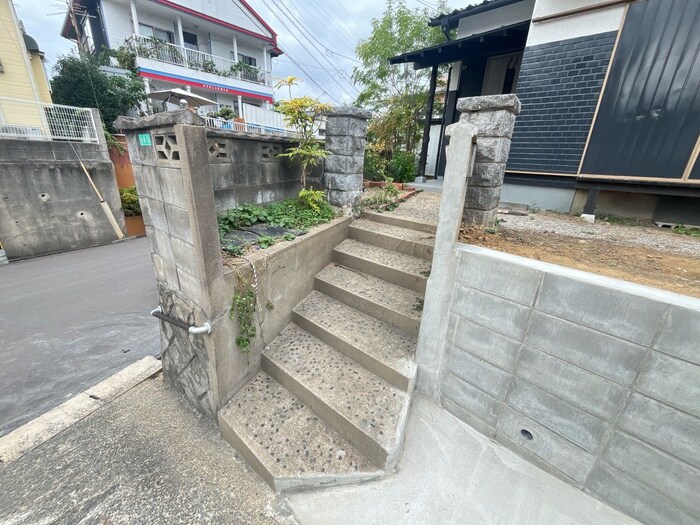 物件外観写真3　(エントランス部分)