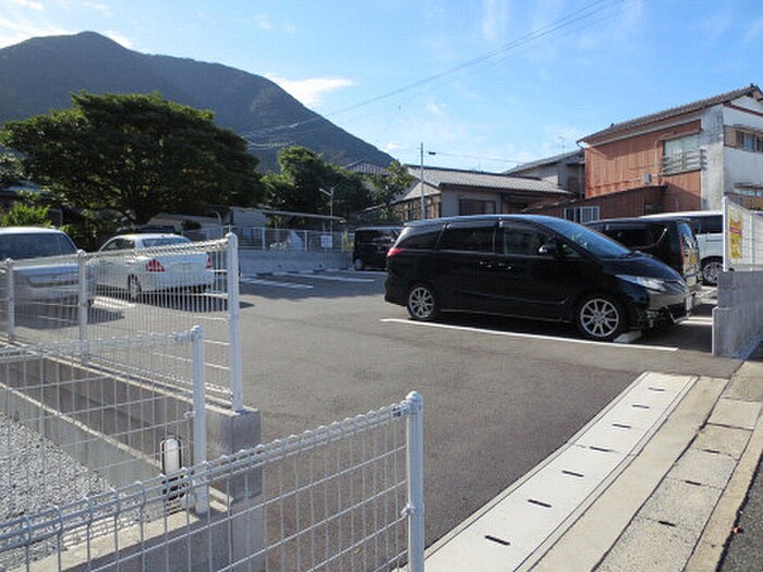 物件外観写真2　(駐車場)