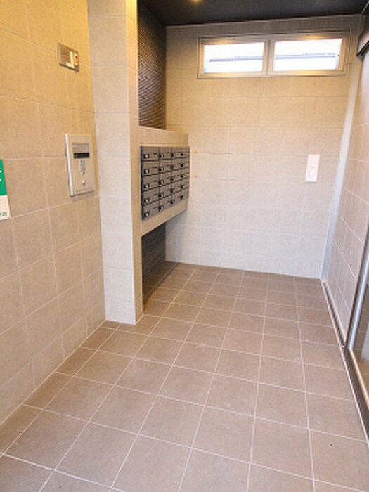 物件外観写真4　(エントランス部分)