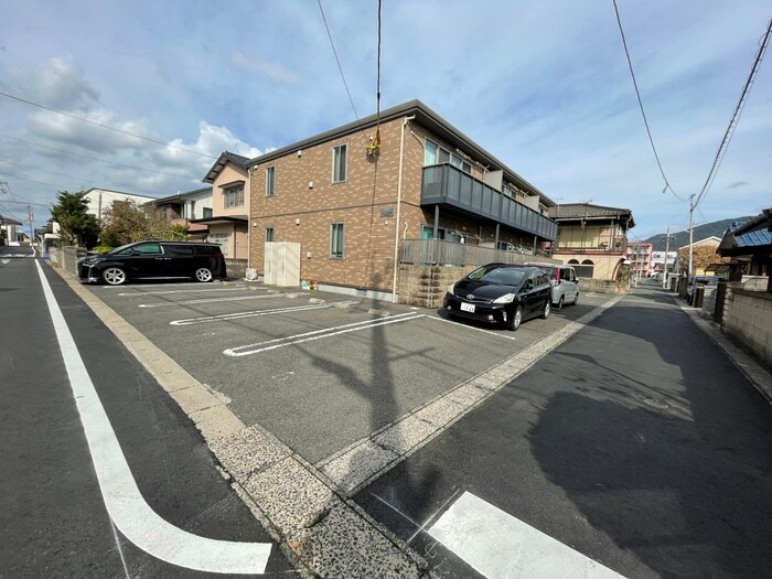 物件外観写真2　(駐車場)