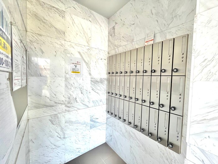 物件外観写真5　(エントランス部分)