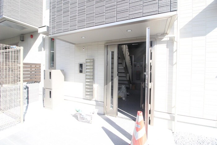 物件外観写真3　(エントランス部分)