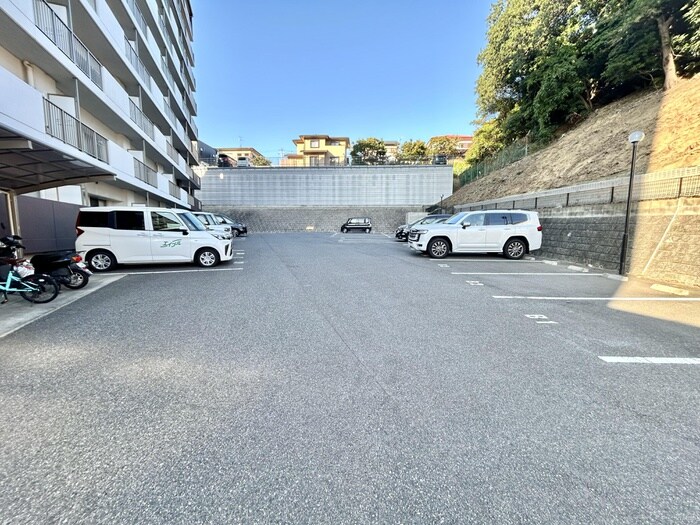 物件外観写真2　(駐車場)