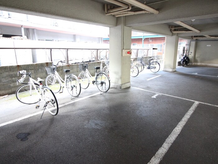 物件外観写真3　(駐輪場)