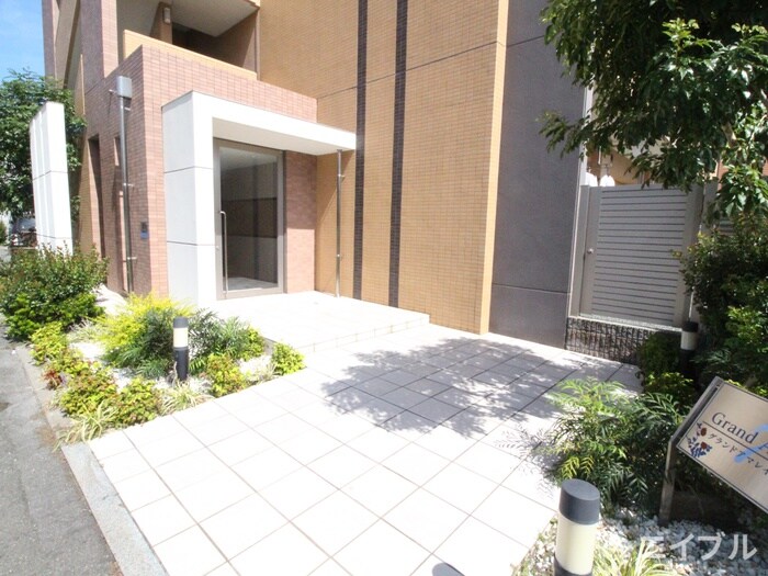 物件外観写真5　(エントランス部分)