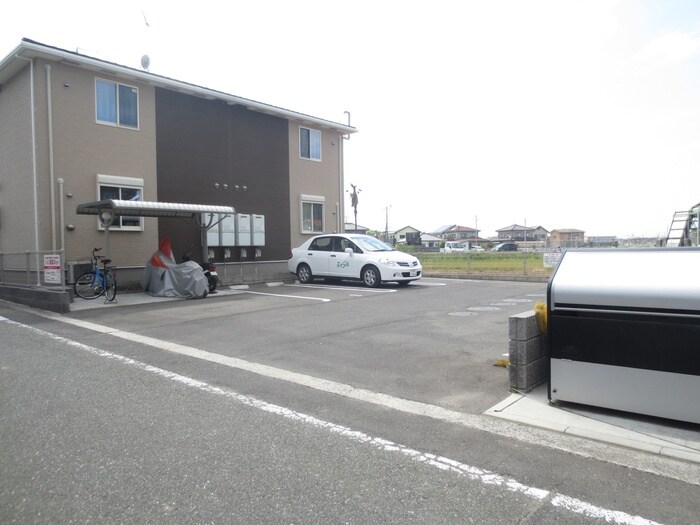 物件外観写真2　(駐車場)