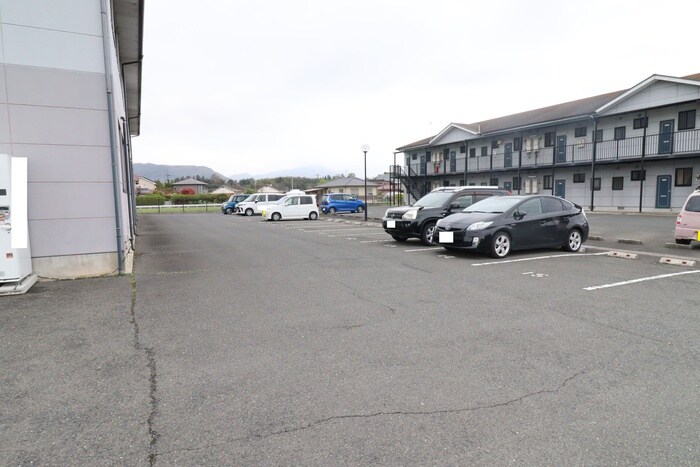 物件外観写真2　(駐車場)