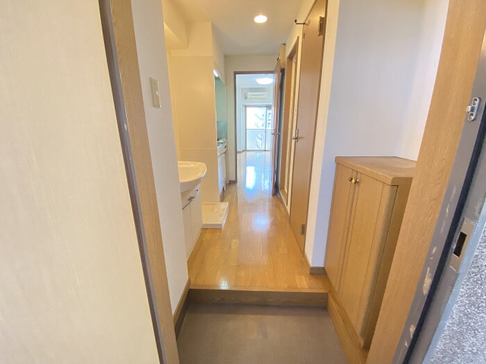 物件内観写真2　(玄関)