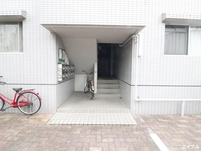 物件外観写真3　(エントランス部分)