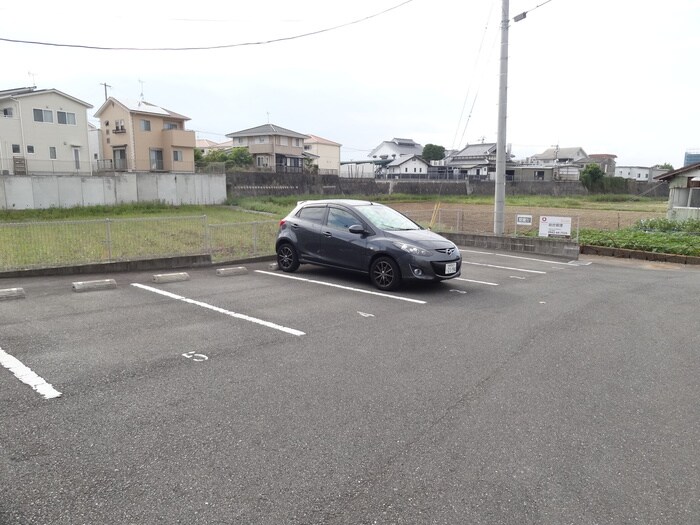 物件外観写真2　(駐車場)