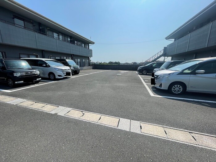 物件外観写真2　(駐車場)