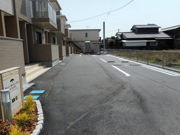 物件外観写真2　(駐車場)