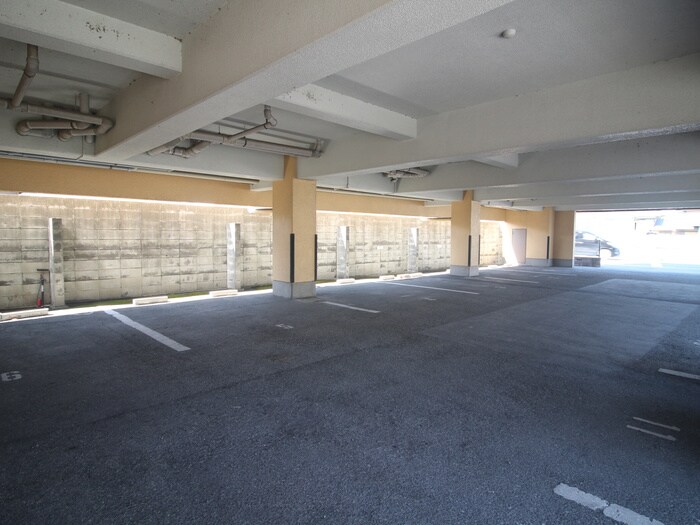 物件外観写真2　(駐車場)