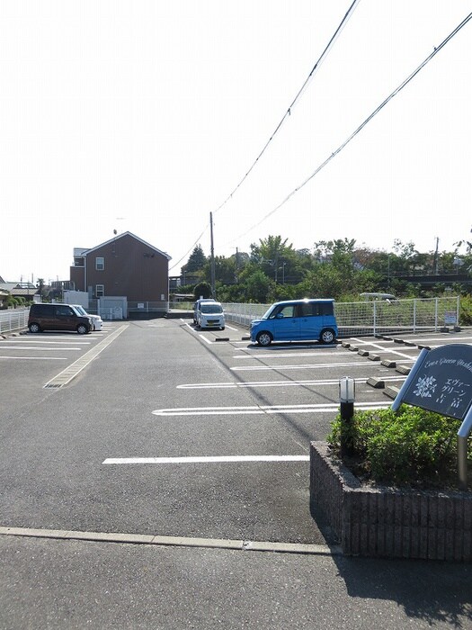 物件外観写真2　(駐車場)