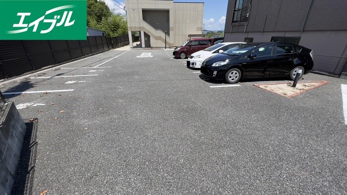 物件外観写真2　(駐車場)