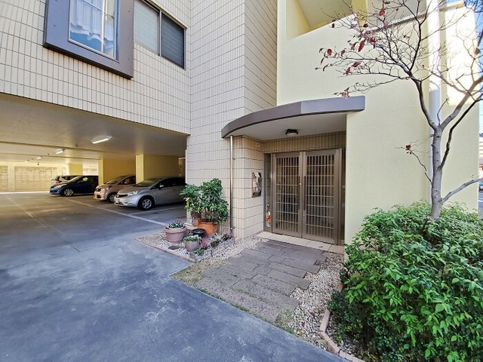 物件外観写真2　(エントランス部分)