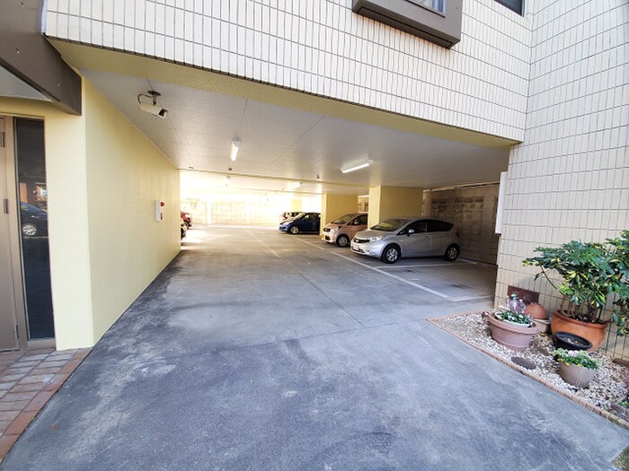 物件外観写真4　(駐車場)