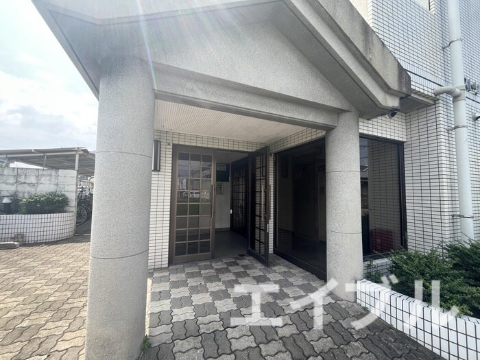物件外観写真3　(エントランス部分)