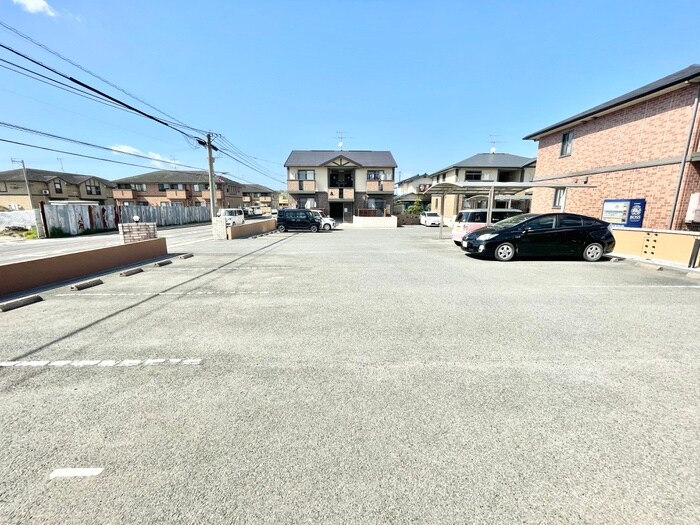 物件外観写真2　(駐車場)