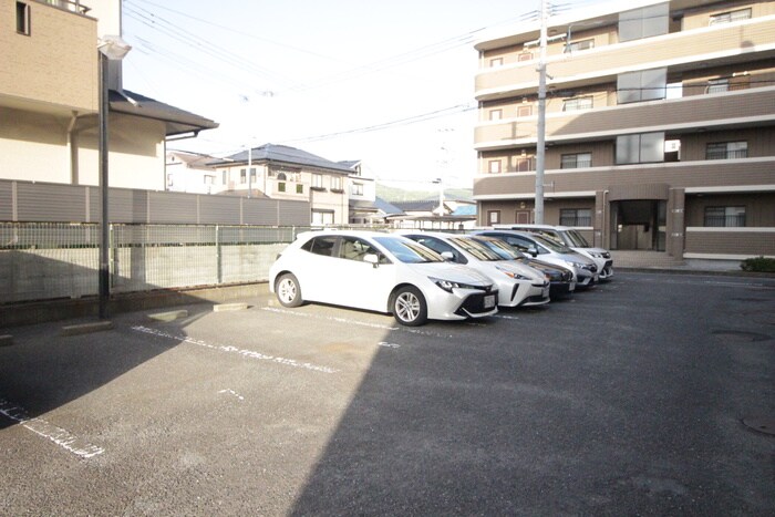 物件外観写真4　(駐車場)