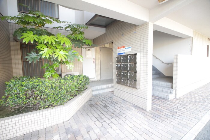 物件外観写真5　(エントランス部分)