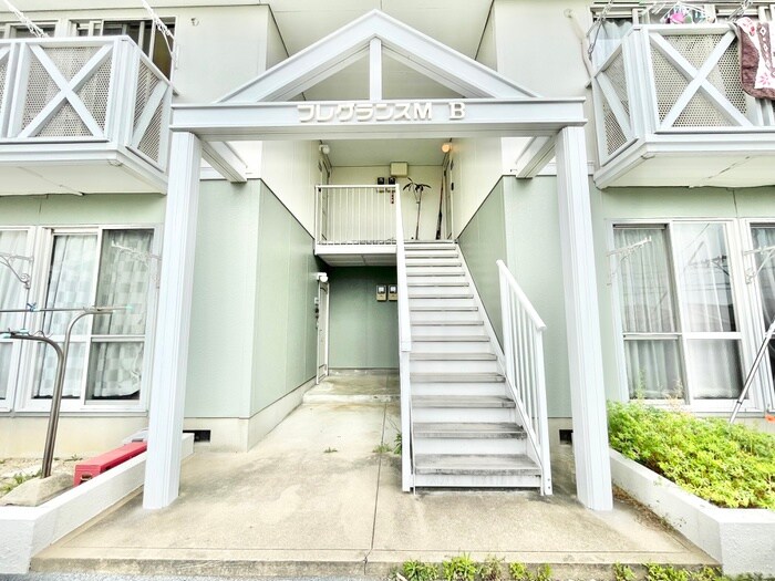 物件外観写真3　(エントランス部分)