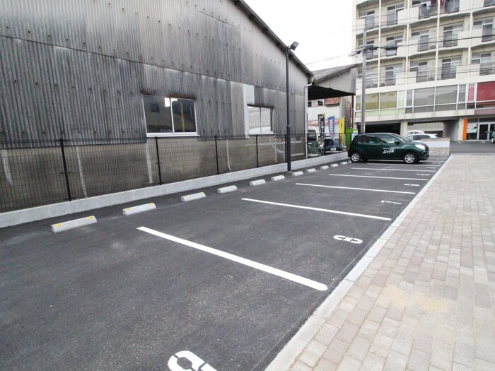 物件外観写真2　(駐車場)