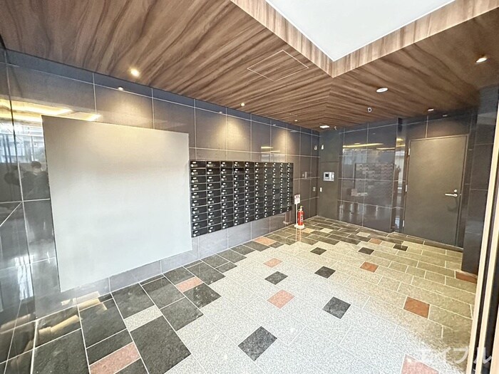 物件外観写真3　(エントランス部分)