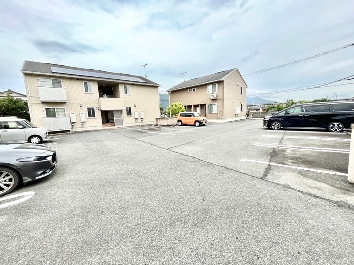 物件外観写真2　(駐車場)