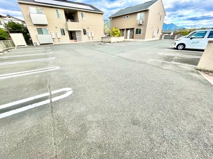 物件外観写真6　(駐車場)